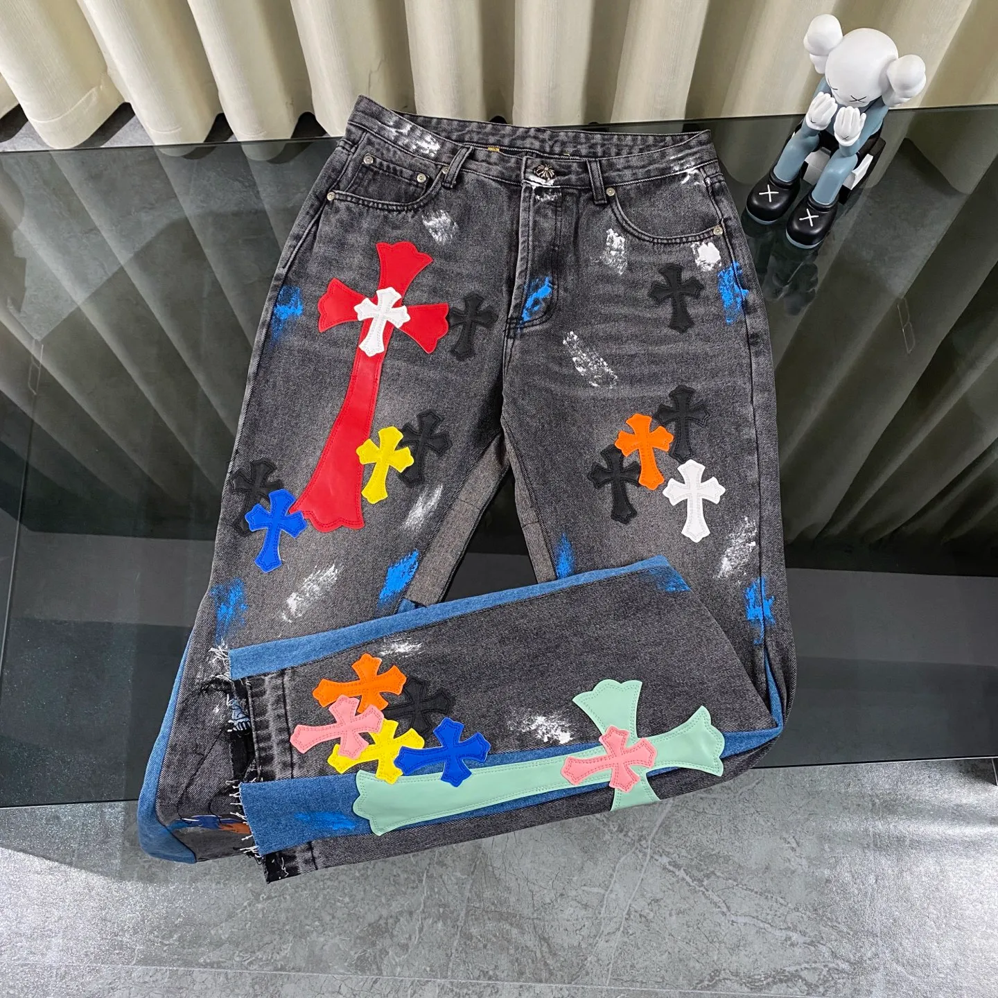 P270 CH Chromehearts colorful stitched cross patch leather retro hand-painted splash-ink jeans, counter price 34W level, patch cross flower embellishment, washed jeans! ! An absolutely high-end luxury product, a 1.9W-level god-level single product, a super popular product, made by top heavy industry, a magic weapon that cannot be missed! [About Zangyin] This is an extremely luxurious fashion brand that can also be called the aristocracy of the high street. It has always been an exclusive brand for some hipsters or rich second generations. Compared with ordinary high streets, it is more luxurious and noble. Compared with luxury brands, it is more fashionable and individual. It has always been a brand that I have a special liking for. [Top heavy industry fashion design] Consistently high-street luxury style. Speaking of this style, the Zangyin family and GU family are definitely the leading representative brands. Especially the Zangyin family has really achieved a state-of-the-art effect in creating high-street style. The unique washed material is used to create this style. The color system is already quite eye-catching. After it is decorated with patchwork cross flowers, it cleverly highlights the charm of the brand. Secondly, this style uses classic The high-waist cutting design highlights the long legs and fashionable temperament of the upper body. The brand is highly recognizable and the slim fit configuration is more suitable for daily wear. It is a product that interprets personality, fashion, and specifications at a glance. This single product is enough to make any fan excited. It can be a white T-shirt for a youthful college style, or a tight suspender for a royal style. It has strong matching ability and can be easily controlled by men.  [Materials and craftsmanship] Needless to say, this point goes without saying. As an excellent craftsman brand, Zangyin’s requirements for details and craftsmanship are really perfect. The washed color of this model has gone through so many processes, not to mention the embellishment of denim appliques. It is also purely hand-made and sewn. Just like what they believe in, only hand-made things have soul and have the meaning of wear. A top-notch heavy-duty fashionable denim item, I look forward to your perfect interpretation! !  Color: black gray Size: 28-36